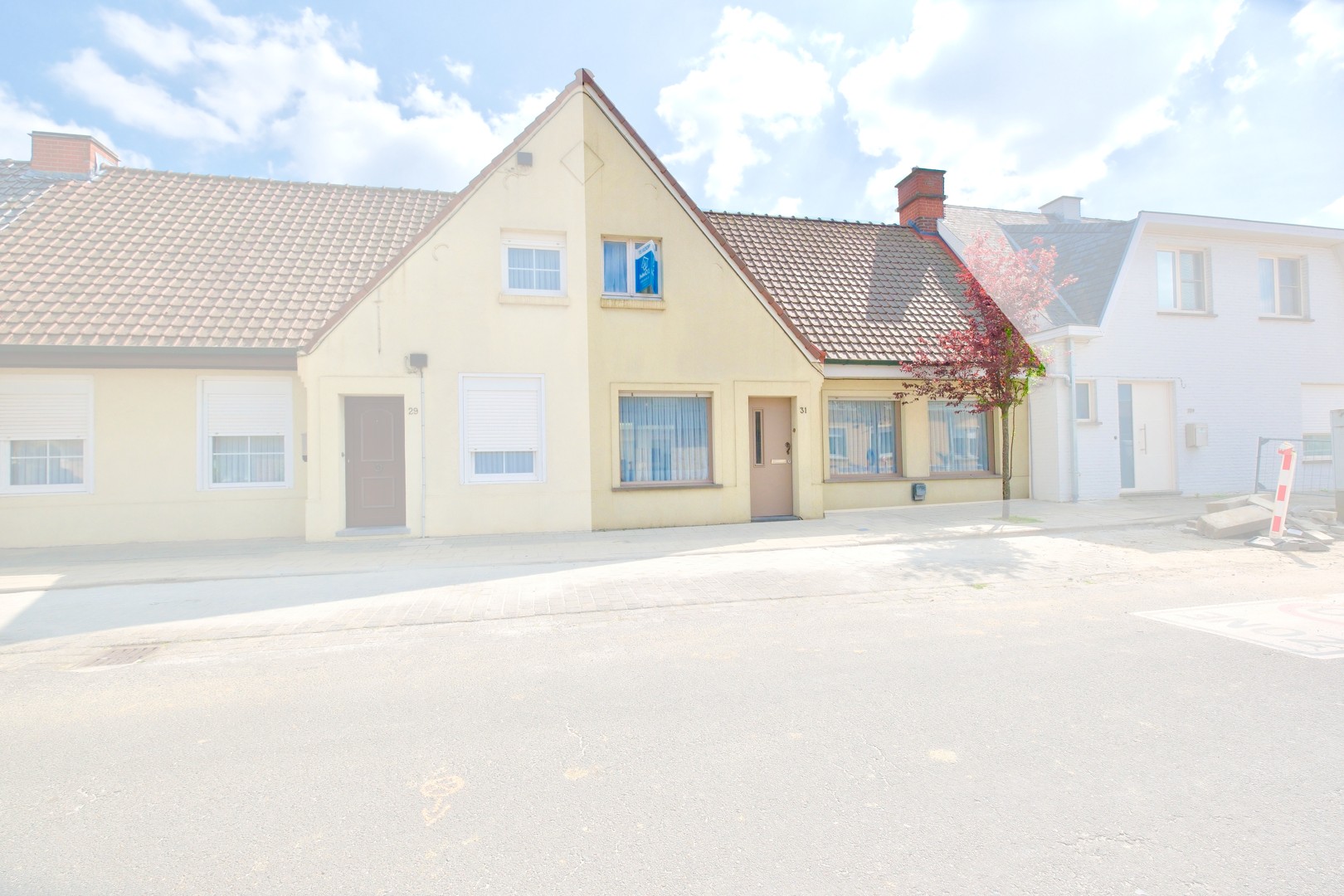 Roeselare, Huis\n - Roeselare - Ruime woning met 3 slaapkamers en dubbele garage!