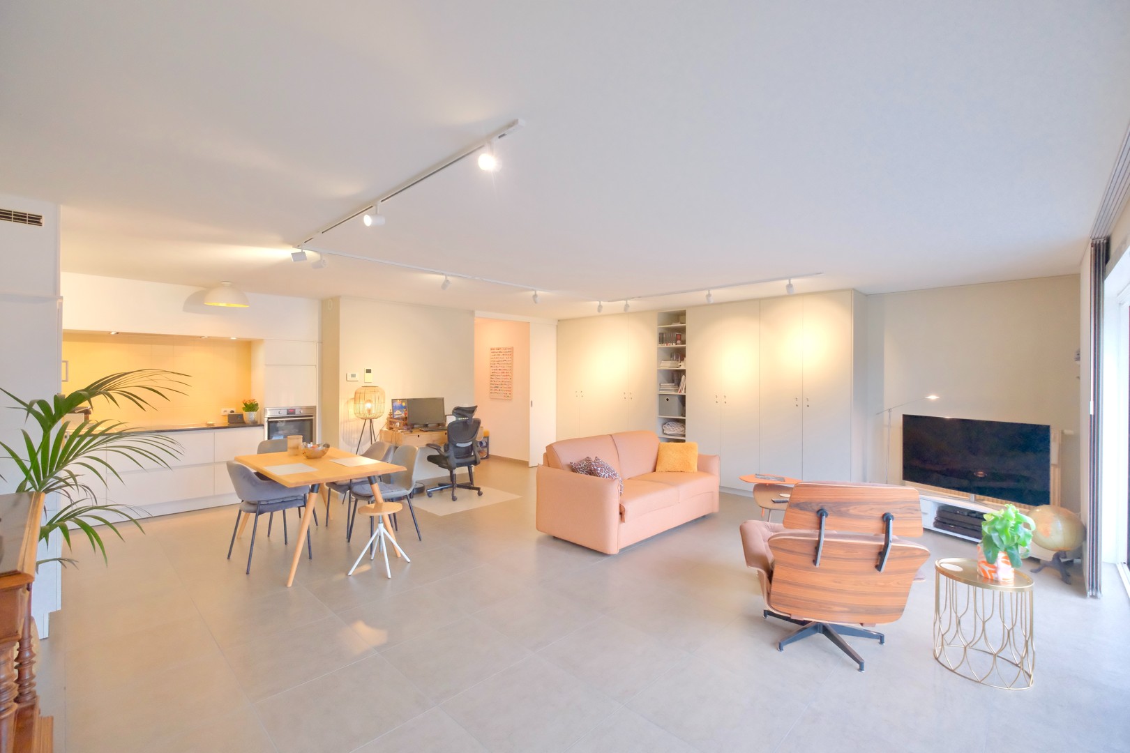 Ronse, Appartement\n - Gelijkvloers app met 2 slaapkamers, ruim terras en garage!